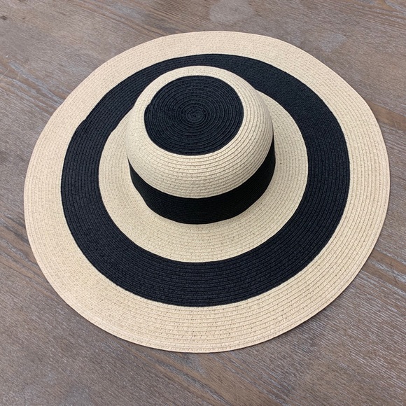 ❣️2/$45❣️Floppy Beach Sun Hat - Picture 2 of 2